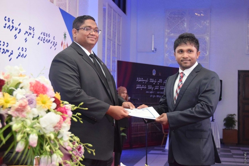 އޮކްޓޯބަރ 17، 2016: ދިވެހި ރާއްޖޭގައި ޤާނޫނީ ވަކީލެއްގެ ހައިސިއްޔަތުން މަސައްކަތްކުރުމަށް 139 ވަކީލުންނަށް ހުއްދަ ދިނުމާއި ވަކީލުން ހުވާކުރުމަށް ބޭއްވި ރަސްމިއްޔާތުގެ ތެރެއިން -- ސަން ފޮޓޯ/ ފަޔާޒު މޫސާ