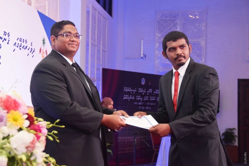 އޮކްޓޯބަރ 17، 2016: ދިވެހި ރާއްޖޭގައި ޤާނޫނީ ވަކީލެއްގެ ހައިސިއްޔަތުން މަސައްކަތްކުރުމަށް 139 ވަކީލުންނަށް ހުއްދަ ދިނުމާއި ވަކީލުން ހުވާކުރުމަށް ބޭއްވި ރަސްމިއްޔާތުގެ ތެރެއިން -- ސަން ފޮޓޯ/ ފަޔާޒު މޫސާ