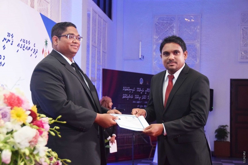 އޮކްޓޯބަރ 17، 2016: ދިވެހި ރާއްޖޭގައި ޤާނޫނީ ވަކީލެއްގެ ހައިސިއްޔަތުން މަސައްކަތްކުރުމަށް 139 ވަކީލުންނަށް ހުއްދަ ދިނުމާއި ވަކީލުން ހުވާކުރުމަށް ބޭއްވި ރަސްމިއްޔާތުގެ ތެރެއިން -- ސަން ފޮޓޯ/ ފަޔާޒު މޫސާ
