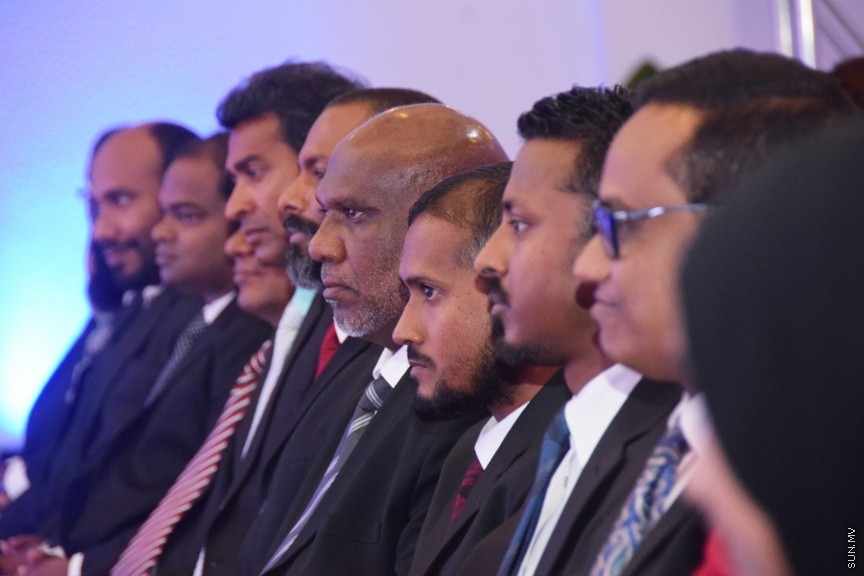 އޮކްޓޯބަރ 17، 2016: ދިވެހި ރާއްޖޭގައި ޤާނޫނީ ވަކީލެއްގެ ހައިސިއްޔަތުން މަސައްކަތްކުރުމަށް 139 ވަކީލުންނަށް ހުއްދަ ދިނުމާއި ވަކީލުން ހުވާކުރުމަށް ބޭއްވި ރަސްމިއްޔާތުގެ ތެރެއިން -- ސަން ފޮޓޯ/ ފަޔާޒު މޫސާ