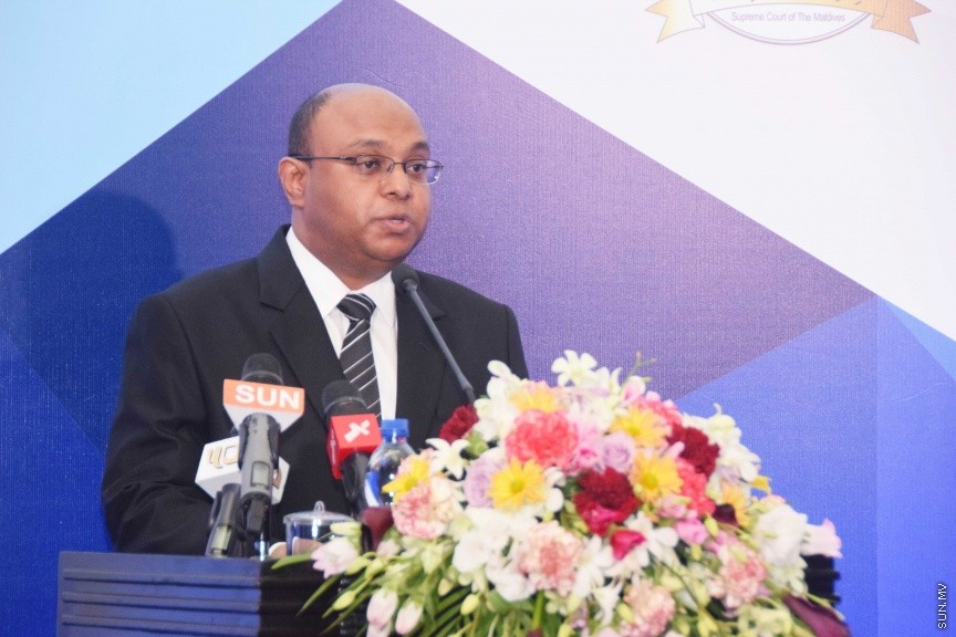 އޮކްޓޯބަރ 17، 2016: ދިވެހި ރާއްޖޭގައި ޤާނޫނީ ވަކީލެއްގެ ހައިސިއްޔަތުން މަސައްކަތްކުރުމަށް 139 ވަކީލުންނަށް ހުއްދަ ދިނުމާއި ވަކީލުން ހުވާކުރުމަށް ބޭއްވި ރަސްމިއްޔާތުގެ ތެރެއިން -- ސަން ފޮޓޯ/ ފަޔާޒު މޫސާ