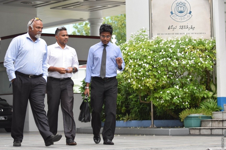 20 އޮކްޓޯބަރ 2016: ޕީޕީއެމް މައްސަލާގެ އިސްތިއުނާފް އަޑުއެހުން	 ނިންމާލުމަށް ފަހު ހައިކޯޓުން ނިކުމެވަޑައި ގަންނަވަނީ---ސަން ފޮޓޯ-- މުހައްމަދު އަފްރާހް