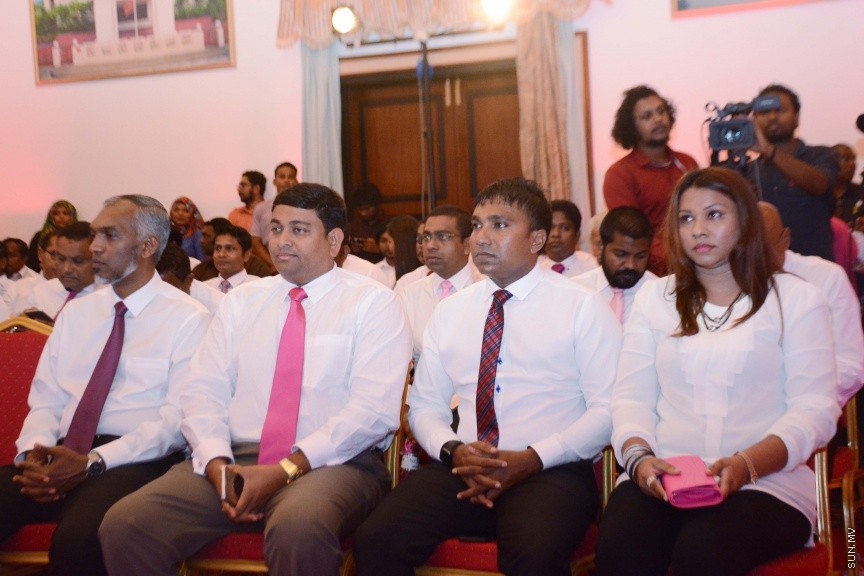 އޮކްޓޯބަރ 21، 2016: ރައްޔިތުންގެ މަޖިލީހުގެ ދަނގެތީ ދާއިރާގެ މެމްބަރު އިލްހާމްގެ ދެކަނބަލުން ޕީޕީއެމްއަށް ސޮއިކުރުމަށް ދަރުބާރުގޭގައި ބޭއްވި ހަފްލާގެ ތެރެއިން -- ސަން ފޮޓޯ/ ފަޔާޒު މޫސާ