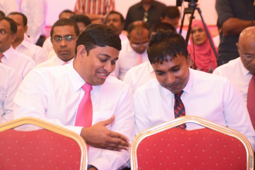 އޮކްޓޯބަރ 21، 2016: ރައްޔިތުންގެ މަޖިލީހުގެ ދަނގެތީ ދާއިރާގެ މެމްބަރު އިލްހާމްގެ ދެކަނބަލުން ޕީޕީއެމްއަށް ސޮއިކުރުމަށް ދަރުބާރުގޭގައި ބޭއްވި ހަފްލާގެ ތެރެއިން -- ސަން ފޮޓޯ/ ފަޔާޒު މޫސާ