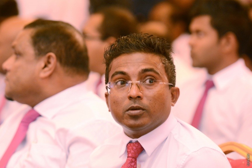 އޮކްޓޯބަރ 21، 2016: ރައްޔިތުންގެ މަޖިލީހުގެ ދަނގެތީ ދާއިރާގެ މެމްބަރު އިލްހާމްގެ ދެކަނބަލުން ޕީޕީއެމްއަށް ސޮއިކުރުމަށް ދަރުބާރުގޭގައި ބޭއްވި ހަފްލާގެ ތެރެއިން -- ސަން ފޮޓޯ/ ފަޔާޒު މޫސާ