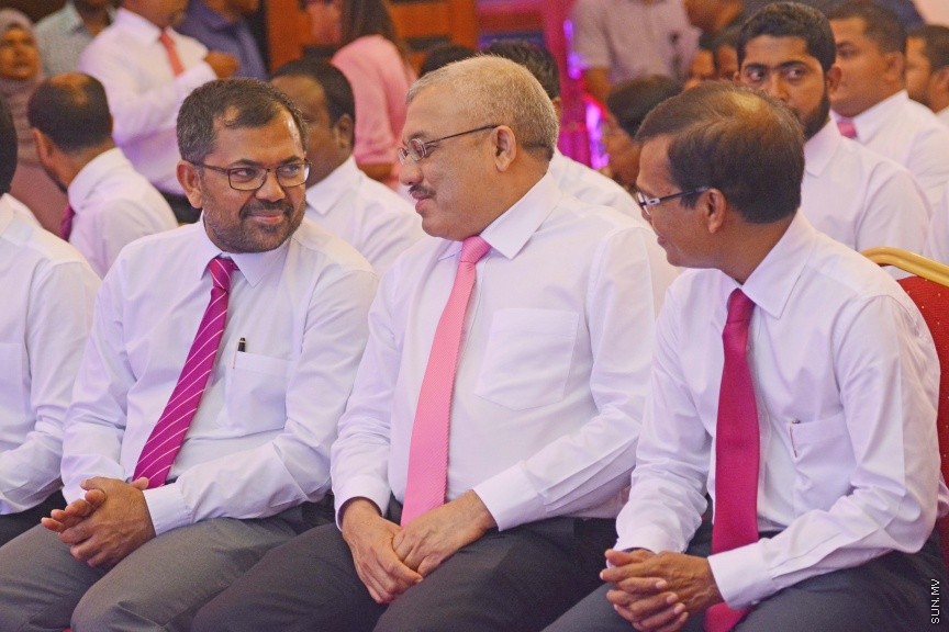 އޮކްޓޯބަރ 21، 2016: ރައްޔިތުންގެ މަޖިލީހުގެ ދަނގެތީ ދާއިރާގެ މެމްބަރު އިލްހާމްގެ ދެކަނބަލުން ޕީޕީއެމްއަށް ސޮއިކުރުމަށް ދަރުބާރުގޭގައި ބޭއްވި ހަފްލާގެ ތެރެއިން -- ސަން ފޮޓޯ/ ފަޔާޒު މޫސާ