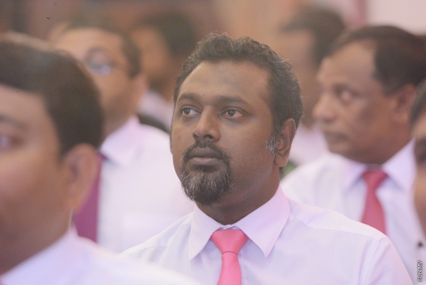 އޮކްޓޯބަރ 21، 2016: ރައްޔިތުންގެ މަޖިލީހުގެ ދަނގެތީ ދާއިރާގެ މެމްބަރު އިލްހާމްގެ ދެކަނބަލުން ޕީޕީއެމްއަށް ސޮއިކުރުމަށް ދަރުބާރުގޭގައި ބޭއްވި ހަފްލާގެ ތެރެއިން -- ސަން ފޮޓޯ/ ފަޔާޒު މޫސާ