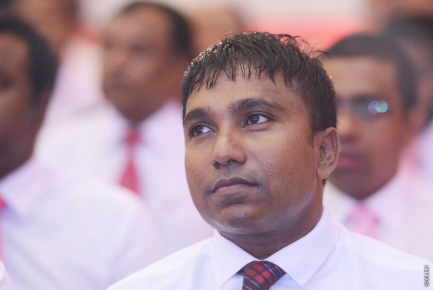 އޮކްޓޯބަރ 21، 2016: ރައްޔިތުންގެ މަޖިލީހުގެ ދަނގެތީ ދާއިރާގެ މެމްބަރު އިލްހާމްގެ ދެކަނބަލުން ޕީޕީއެމްއަށް ސޮއިކުރުމަށް ދަރުބާރުގޭގައި ބޭއްވި ހަފްލާގެ ތެރެއިން -- ސަން ފޮޓޯ/ ފަޔާޒު މޫސާ