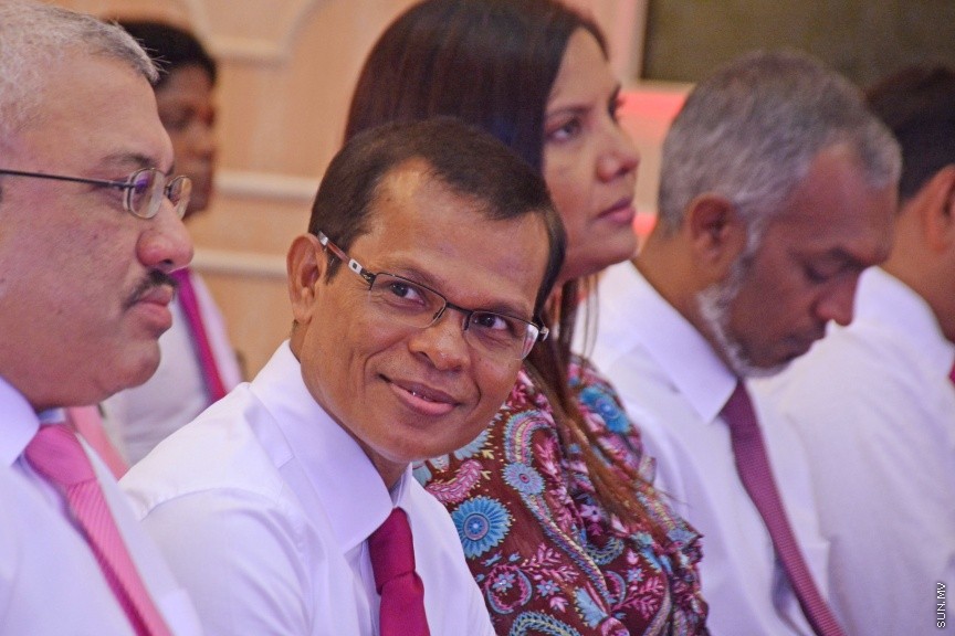 އޮކްޓޯބަރ 21، 2016: ރައްޔިތުންގެ މަޖިލީހުގެ ދަނގެތީ ދާއިރާގެ މެމްބަރު އިލްހާމްގެ ދެކަނބަލުން ޕީޕީއެމްއަށް ސޮއިކުރުމަށް ދަރުބާރުގޭގައި ބޭއްވި ހަފްލާގެ ތެރެއިން -- ސަން ފޮޓޯ/ ފަޔާޒު މޫސާ