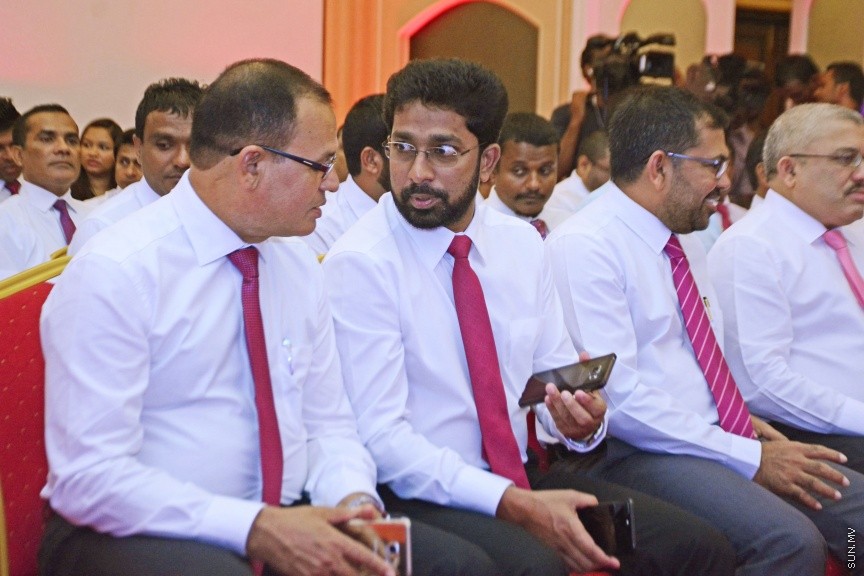 އޮކްޓޯބަރ 21، 2016: ރައްޔިތުންގެ މަޖިލީހުގެ ދަނގެތީ ދާއިރާގެ މެމްބަރު އިލްހާމްގެ ދެކަނބަލުން ޕީޕީއެމްއަށް ސޮއިކުރުމަށް ދަރުބާރުގޭގައި ބޭއްވި ހަފްލާގެ ތެރެއިން -- ސަން ފޮޓޯ/ ފަޔާޒު މޫސާ