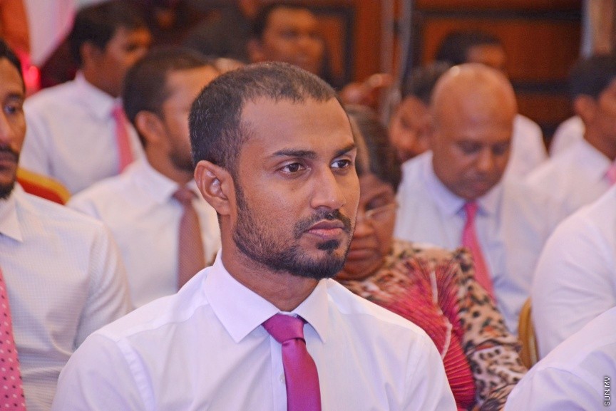އޮކްޓޯބަރ 21، 2016: ރައްޔިތުންގެ މަޖިލީހުގެ ދަނގެތީ ދާއިރާގެ މެމްބަރު އިލްހާމްގެ ދެކަނބަލުން ޕީޕީއެމްއަށް ސޮއިކުރުމަށް ދަރުބާރުގޭގައި ބޭއްވި ހަފްލާގެ ތެރެއިން -- ސަން ފޮޓޯ/ ފަޔާޒު މޫސާ