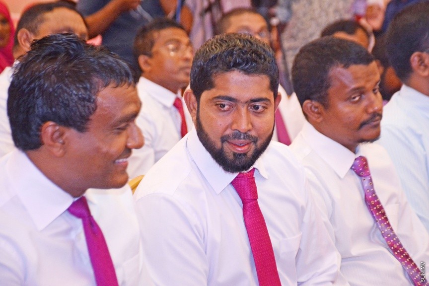 އޮކްޓޯބަރ 21، 2016: ރައްޔިތުންގެ މަޖިލީހުގެ ދަނގެތީ ދާއިރާގެ މެމްބަރު އިލްހާމްގެ ދެކަނބަލުން ޕީޕީއެމްއަށް ސޮއިކުރުމަށް ދަރުބާރުގޭގައި ބޭއްވި ހަފްލާގެ ތެރެއިން -- ސަން ފޮޓޯ/ ފަޔާޒު މޫސާ