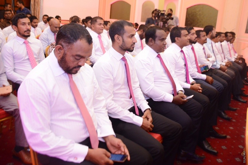 އޮކްޓޯބަރ 21، 2016: ރައްޔިތުންގެ މަޖިލީހުގެ ދަނގެތީ ދާއިރާގެ މެމްބަރު އިލްހާމްގެ ދެކަނބަލުން ޕީޕީއެމްއަށް ސޮއިކުރުމަށް ދަރުބާރުގޭގައި ބޭއްވި ހަފްލާގެ ތެރެއިން -- ސަން ފޮޓޯ/ ފަޔާޒު މޫސާ