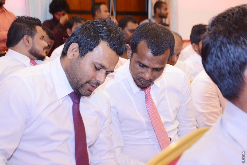 އޮކްޓޯބަރ 21، 2016: ރައްޔިތުންގެ މަޖިލީހުގެ ދަނގެތީ ދާއިރާގެ މެމްބަރު އިލްހާމްގެ ދެކަނބަލުން ޕީޕީއެމްއަށް ސޮއިކުރުމަށް ދަރުބާރުގޭގައި ބޭއްވި ހަފްލާގެ ތެރެއިން -- ސަން ފޮޓޯ/ ފަޔާޒު މޫސާ