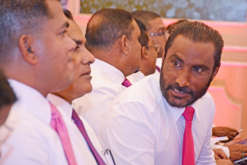 އޮކްޓޯބަރ 21، 2016: ރައްޔިތުންގެ މަޖިލީހުގެ ދަނގެތީ ދާއިރާގެ މެމްބަރު އިލްހާމްގެ ދެކަނބަލުން ޕީޕީއެމްއަށް ސޮއިކުރުމަށް ދަރުބާރުގޭގައި ބޭއްވި ހަފްލާގެ ތެރެއިން -- ސަން ފޮޓޯ/ ފަޔާޒު މޫސާ