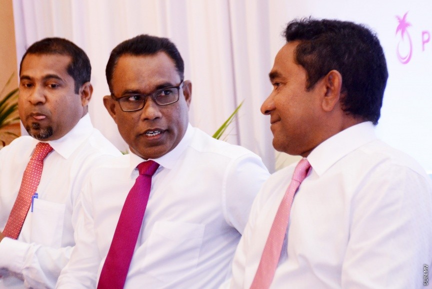އޮކްޓޯބަރ 21، 2016: ރައްޔިތުންގެ މަޖިލީހުގެ ދަނގެތީ ދާއިރާގެ މެމްބަރު އިލްހާމްގެ ދެކަނބަލުން ޕީޕީއެމްއަށް ސޮއިކުރުމަށް ދަރުބާރުގޭގައި ބޭއްވި ހަފްލާގެ ތެރެއިން -- ސަން ފޮޓޯ/ ފަޔާޒު މޫސާ