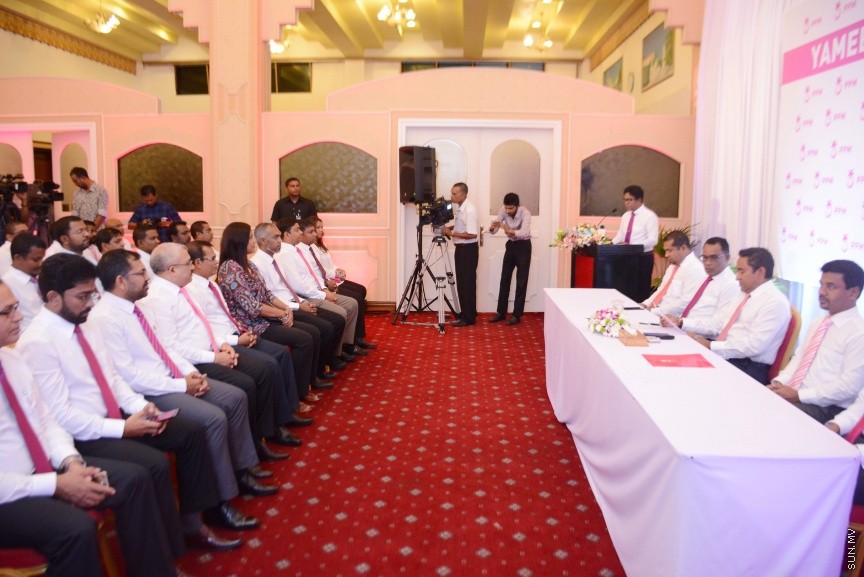އޮކްޓޯބަރ 21، 2016: ރައްޔިތުންގެ މަޖިލީހުގެ ދަނގެތީ ދާއިރާގެ މެމްބަރު އިލްހާމްގެ ދެކަނބަލުން ޕީޕީއެމްއަށް ސޮއިކުރުމަށް ދަރުބާރުގޭގައި ބޭއްވި ހަފްލާގެ ތެރެއިން -- ސަން ފޮޓޯ/ ފަޔާޒު މޫސާ