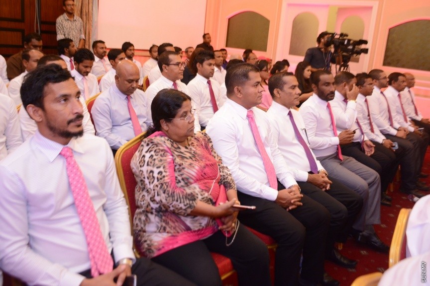 އޮކްޓޯބަރ 21، 2016: ރައްޔިތުންގެ މަޖިލީހުގެ ދަނގެތީ ދާއިރާގެ މެމްބަރު އިލްހާމްގެ ދެކަނބަލުން ޕީޕީއެމްއަށް ސޮއިކުރުމަށް ދަރުބާރުގޭގައި ބޭއްވި ހަފްލާގެ ތެރެއިން -- ސަން ފޮޓޯ/ ފަޔާޒު މޫސާ