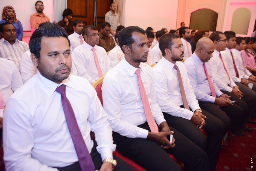އޮކްޓޯބަރ 21، 2016: ރައްޔިތުންގެ މަޖިލީހުގެ ދަނގެތީ ދާއިރާގެ މެމްބަރު އިލްހާމްގެ ދެކަނބަލުން ޕީޕީއެމްއަށް ސޮއިކުރުމަށް ދަރުބާރުގޭގައި ބޭއްވި ހަފްލާގެ ތެރެއިން -- ސަން ފޮޓޯ/ ފަޔާޒު މޫސާ