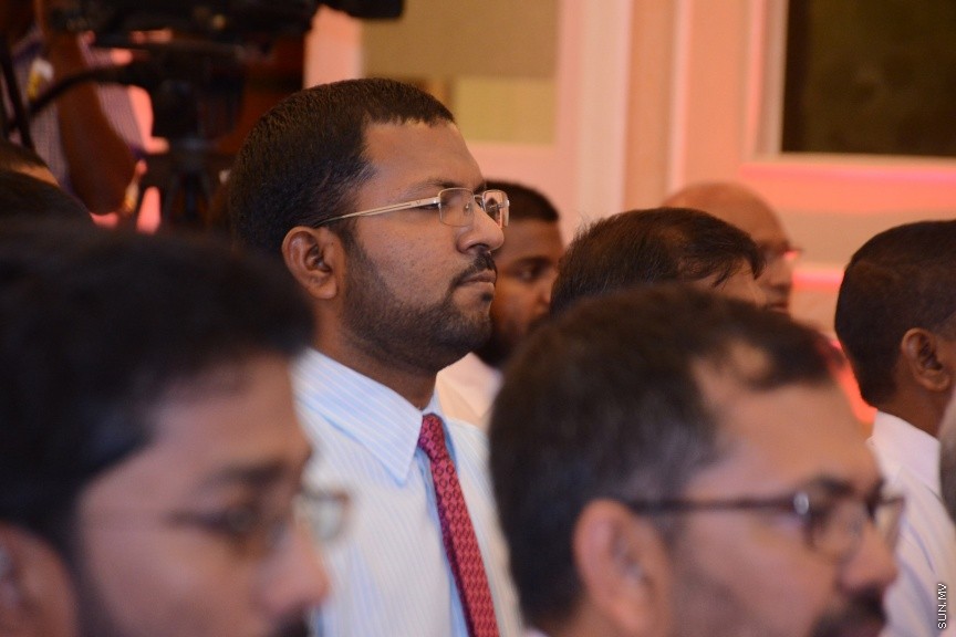 އޮކްޓޯބަރ 21، 2016: ރައްޔިތުންގެ މަޖިލީހުގެ ދަނގެތީ ދާއިރާގެ މެމްބަރު އިލްހާމްގެ ދެކަނބަލުން ޕީޕީއެމްއަށް ސޮއިކުރުމަށް ދަރުބާރުގޭގައި ބޭއްވި ހަފްލާގެ ތެރެއިން -- ސަން ފޮޓޯ/ ފަޔާޒު މޫސާ