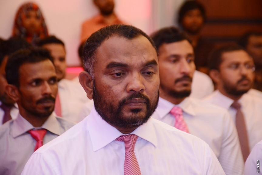 އޮކްޓޯބަރ 21، 2016: ރައްޔިތުންގެ މަޖިލީހުގެ ދަނގެތީ ދާއިރާގެ މެމްބަރު އިލްހާމްގެ ދެކަނބަލުން ޕީޕީއެމްއަށް ސޮއިކުރުމަށް ދަރުބާރުގޭގައި ބޭއްވި ހަފްލާގެ ތެރެއިން -- ސަން ފޮޓޯ/ ފަޔާޒު މޫސާ