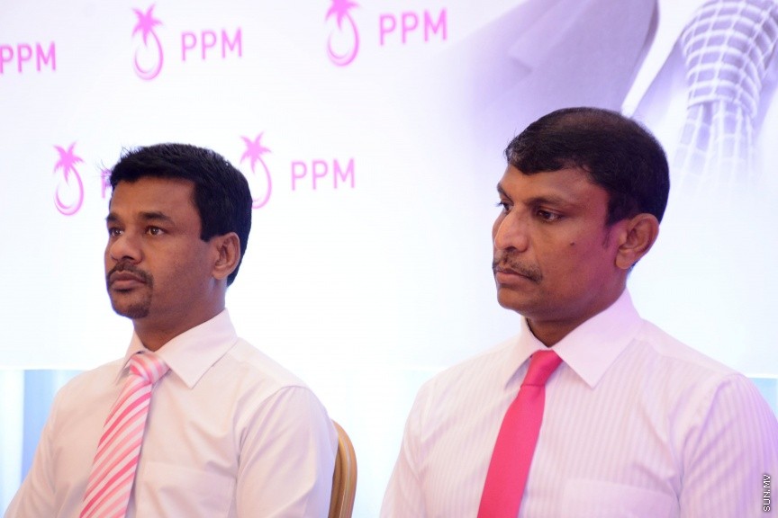 އޮކްޓޯބަރ 21، 2016: ރައްޔިތުންގެ މަޖިލީހުގެ ދަނގެތީ ދާއިރާގެ މެމްބަރު އިލްހާމްގެ ދެކަނބަލުން ޕީޕީއެމްއަށް ސޮއިކުރުމަށް ދަރުބާރުގޭގައި ބޭއްވި ހަފްލާގެ ތެރެއިން -- ސަން ފޮޓޯ/ ފަޔާޒު މޫސާ