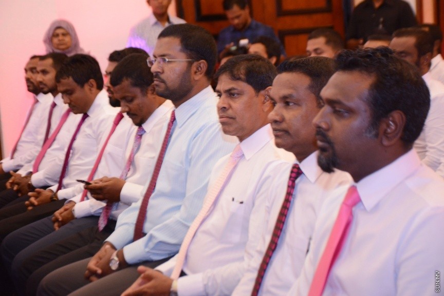 އޮކްޓޯބަރ 21، 2016: ރައްޔިތުންގެ މަޖިލީހުގެ ދަނގެތީ ދާއިރާގެ މެމްބަރު އިލްހާމްގެ ދެކަނބަލުން ޕީޕީއެމްއަށް ސޮއިކުރުމަށް ދަރުބާރުގޭގައި ބޭއްވި ހަފްލާގެ ތެރެއިން -- ސަން ފޮޓޯ/ ފަޔާޒު މޫސާ