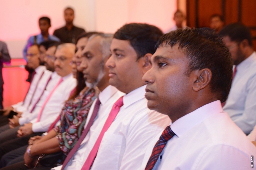 އޮކްޓޯބަރ 21، 2016: ރައްޔިތުންގެ މަޖިލީހުގެ ދަނގެތީ ދާއިރާގެ މެމްބަރު އިލްހާމްގެ ދެކަނބަލުން ޕީޕީއެމްއަށް ސޮއިކުރުމަށް ދަރުބާރުގޭގައި ބޭއްވި ހަފްލާގެ ތެރެއިން -- ސަން ފޮޓޯ/ ފަޔާޒު މޫސާ
