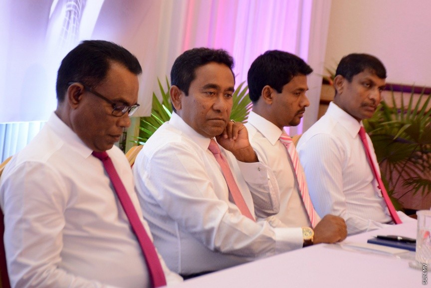 އޮކްޓޯބަރ 21، 2016: ރައްޔިތުންގެ މަޖިލީހުގެ ދަނގެތީ ދާއިރާގެ މެމްބަރު އިލްހާމްގެ ދެކަނބަލުން ޕީޕީއެމްއަށް ސޮއިކުރުމަށް ދަރުބާރުގޭގައި ބޭއްވި ހަފްލާގެ ތެރެއިން -- ސަން ފޮޓޯ/ ފަޔާޒު މޫސާ