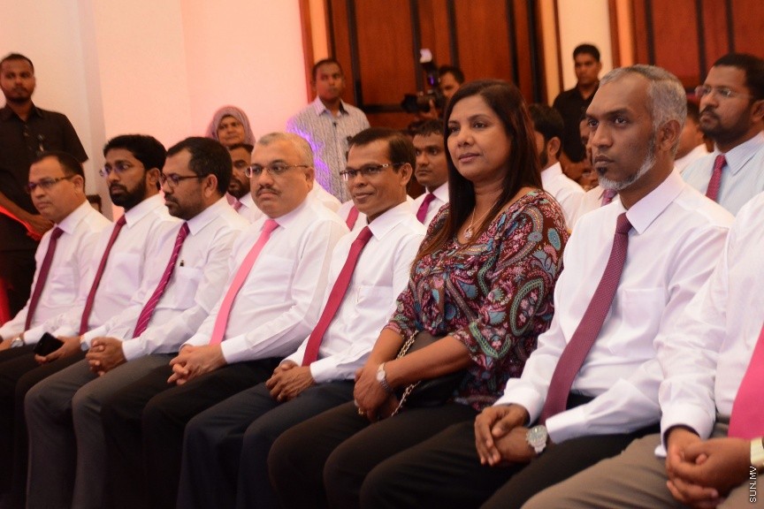 އޮކްޓޯބަރ 21، 2016: ރައްޔިތުންގެ މަޖިލީހުގެ ދަނގެތީ ދާއިރާގެ މެމްބަރު އިލްހާމްގެ ދެކަނބަލުން ޕީޕީއެމްއަށް ސޮއިކުރުމަށް ދަރުބާރުގޭގައި ބޭއްވި ހަފްލާގެ ތެރެއިން -- ސަން ފޮޓޯ/ ފަޔާޒު މޫސާ