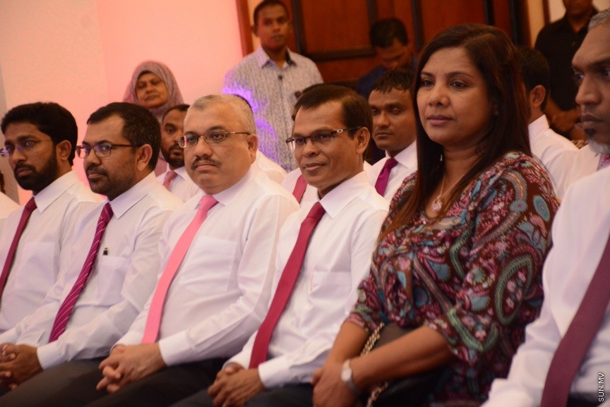 އޮކްޓޯބަރ 21، 2016: ރައްޔިތުންގެ މަޖިލީހުގެ ދަނގެތީ ދާއިރާގެ މެމްބަރު އިލްހާމްގެ ދެކަނބަލުން ޕީޕީއެމްއަށް ސޮއިކުރުމަށް ދަރުބާރުގޭގައި ބޭއްވި ހަފްލާގެ ތެރެއިން -- ސަން ފޮޓޯ/ ފަޔާޒު މޫސާ