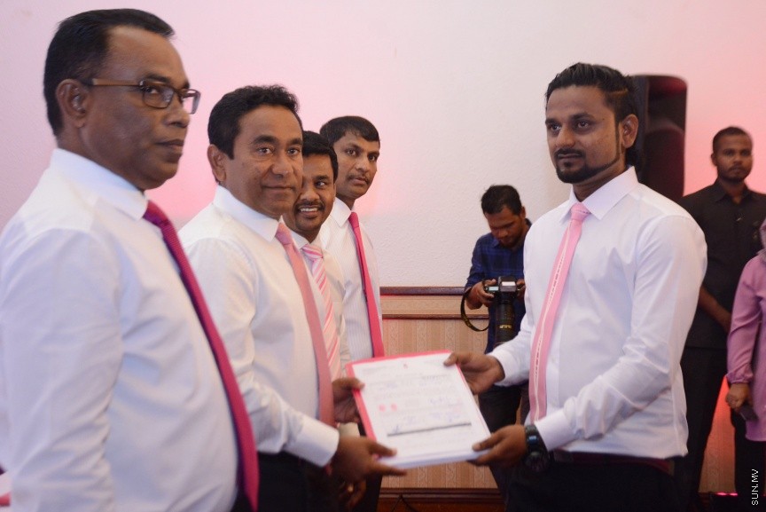 އޮކްޓޯބަރ 21، 2016: ރައްޔިތުންގެ މަޖިލީހުގެ ދަނގެތީ ދާއިރާގެ މެމްބަރު އިލްހާމްގެ ދެކަނބަލުން ޕީޕީއެމްއަށް ސޮއިކުރުމަށް ދަރުބާރުގޭގައި ބޭއްވި ހަފްލާގެ ތެރެއިން -- ސަން ފޮޓޯ/ ފަޔާޒު މޫސާ