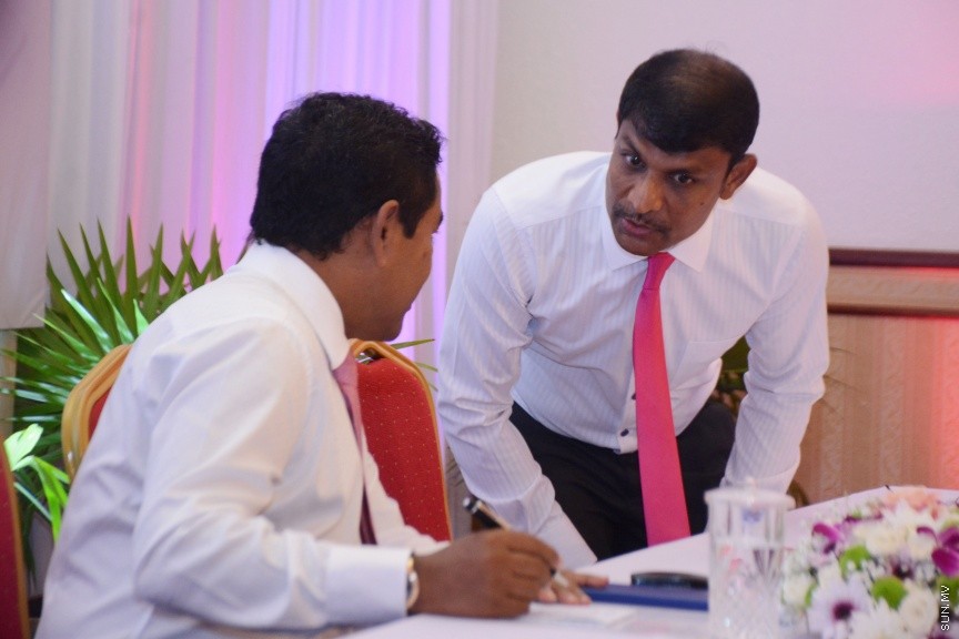 އޮކްޓޯބަރ 21، 2016: ރައްޔިތުންގެ މަޖިލީހުގެ ދަނގެތީ ދާއިރާގެ މެމްބަރު އިލްހާމްގެ ދެކަނބަލުން ޕީޕީއެމްއަށް ސޮއިކުރުމަށް ދަރުބާރުގޭގައި ބޭއްވި ހަފްލާގެ ތެރެއިން -- ސަން ފޮޓޯ/ ފަޔާޒު މޫސާ