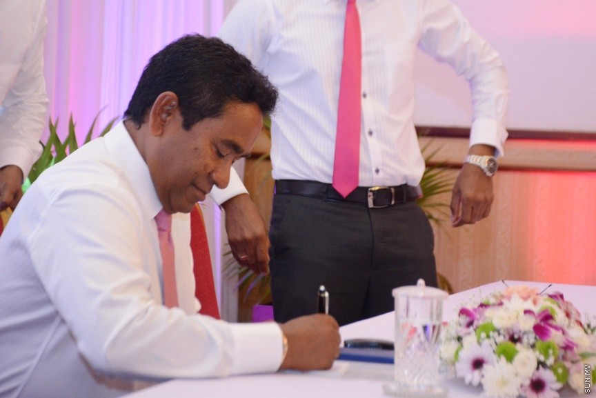 އޮކްޓޯބަރ 21، 2016: ރައްޔިތުންގެ މަޖިލީހުގެ ދަނގެތީ ދާއިރާގެ މެމްބަރު އިލްހާމްގެ ދެކަނބަލުން ޕީޕީއެމްއަށް ސޮއިކުރުމަށް ދަރުބާރުގޭގައި ބޭއްވި ހަފްލާގެ ތެރެއިން -- ސަން ފޮޓޯ/ ފަޔާޒު މޫސާ