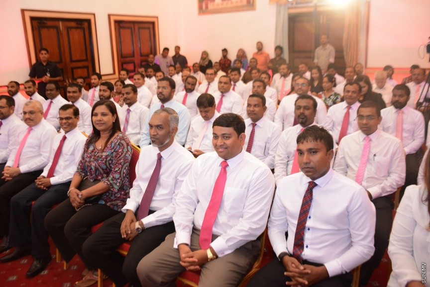 އޮކްޓޯބަރ 21، 2016: ރައްޔިތުންގެ މަޖިލީހުގެ ދަނގެތީ ދާއިރާގެ މެމްބަރު އިލްހާމްގެ ދެކަނބަލުން ޕީޕީއެމްއަށް ސޮއިކުރުމަށް ދަރުބާރުގޭގައި ބޭއްވި ހަފްލާގެ ތެރެއިން -- ސަން ފޮޓޯ/ ފަޔާޒު މޫސާ