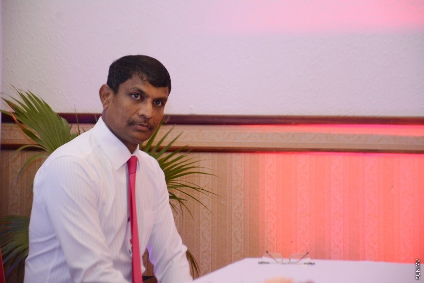އޮކްޓޯބަރ 21، 2016: ރައްޔިތުންގެ މަޖިލީހުގެ ދަނގެތީ ދާއިރާގެ މެމްބަރު އިލްހާމްގެ ދެކަނބަލުން ޕީޕީއެމްއަށް ސޮއިކުރުމަށް ދަރުބާރުގޭގައި ބޭއްވި ހަފްލާގެ ތެރެއިން -- ސަން ފޮޓޯ/ ފަޔާޒު މޫސާ