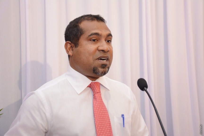 އޮކްޓޯބަރ 21، 2016: ރައްޔިތުންގެ މަޖިލީހުގެ ދަނގެތީ ދާއިރާގެ މެމްބަރު އިލްހާމްގެ ދެކަނބަލުން ޕީޕީއެމްއަށް ސޮއިކުރުމަށް ދަރުބާރުގޭގައި ބޭއްވި ހަފްލާގެ ތެރެއިން -- ސަން ފޮޓޯ/ ފަޔާޒު މޫސާ