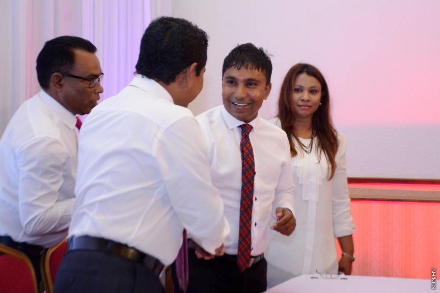 އޮކްޓޯބަރ 21، 2016: ރައްޔިތުންގެ މަޖިލީހުގެ ދަނގެތީ ދާއިރާގެ މެމްބަރު އިލްހާމްގެ ދެކަނބަލުން ޕީޕީއެމްއަށް ސޮއިކުރުމަށް ދަރުބާރުގޭގައި ބޭއްވި ހަފްލާގެ ތެރެއިން -- ސަން ފޮޓޯ/ ފަޔާޒު މޫސާ