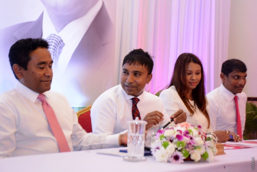 އޮކްޓޯބަރ 21، 2016: ރައްޔިތުންގެ މަޖިލީހުގެ ދަނގެތީ ދާއިރާގެ މެމްބަރު އިލްހާމްގެ ދެކަނބަލުން ޕީޕީއެމްއަށް ސޮއިކުރުމަށް ދަރުބާރުގޭގައި ބޭއްވި ހަފްލާގެ ތެރެއިން -- ސަން ފޮޓޯ/ ފަޔާޒު މޫސާ