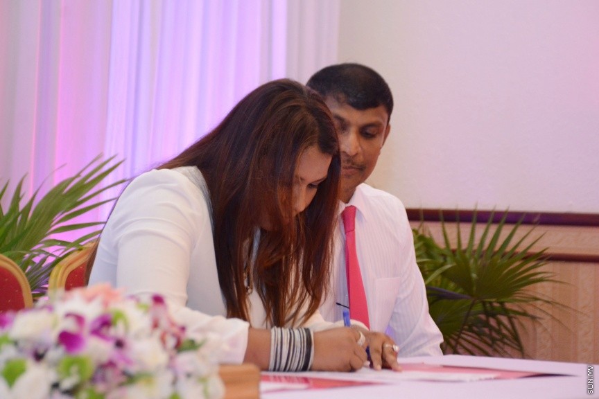 އޮކްޓޯބަރ 21، 2016: ރައްޔިތުންގެ މަޖިލީހުގެ ދަނގެތީ ދާއިރާގެ މެމްބަރު އިލްހާމްގެ ދެކަނބަލުން ޕީޕީއެމްއަށް ސޮއިކުރުމަށް ދަރުބާރުގޭގައި ބޭއްވި ހަފްލާގެ ތެރެއިން -- ސަން ފޮޓޯ/ ފަޔާޒު މޫސާ