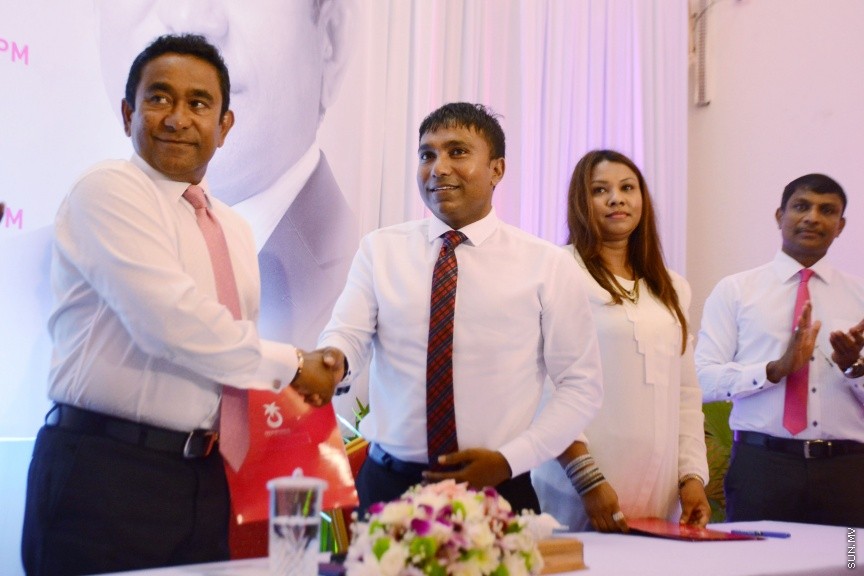 އޮކްޓޯބަރ 21، 2016: ރައްޔިތުންގެ މަޖިލީހުގެ ދަނގެތީ ދާއިރާގެ މެމްބަރު އިލްހާމްގެ ދެކަނބަލުން ޕީޕީއެމްއަށް ސޮއިކުރުމަށް ދަރުބާރުގޭގައި ބޭއްވި ހަފްލާގެ ތެރެއިން -- ސަން ފޮޓޯ/ ފަޔާޒު މޫސާ
