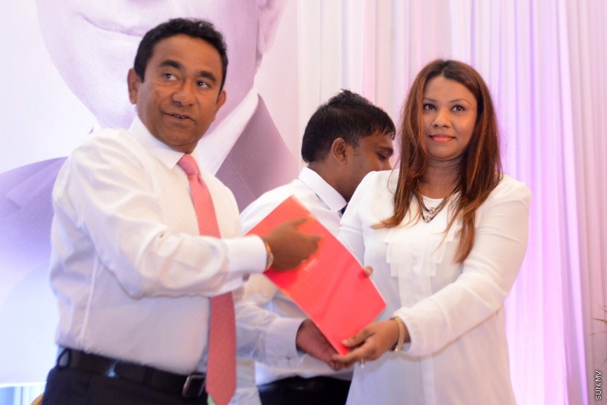 އޮކްޓޯބަރ 21، 2016: ރައްޔިތުންގެ މަޖިލީހުގެ ދަނގެތީ ދާއިރާގެ މެމްބަރު އިލްހާމްގެ ދެކަނބަލުން ޕީޕީއެމްއަށް ސޮއިކުރުމަށް ދަރުބާރުގޭގައި ބޭއްވި ހަފްލާގެ ތެރެއިން -- ސަން ފޮޓޯ/ ފަޔާޒު މޫސާ
