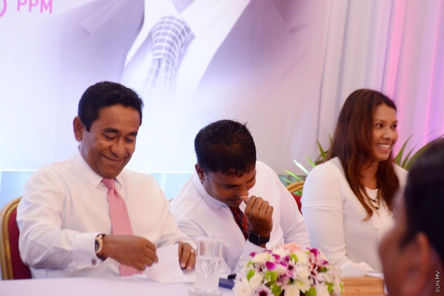 އޮކްޓޯބަރ 21، 2016: ރައްޔިތުންގެ މަޖިލީހުގެ ދަނގެތީ ދާއިރާގެ މެމްބަރު އިލްހާމްގެ ދެކަނބަލުން ޕީޕީއެމްއަށް ސޮއިކުރުމަށް ދަރުބާރުގޭގައި ބޭއްވި ހަފްލާގެ ތެރެއިން -- ސަން ފޮޓޯ/ ފަޔާޒު މޫސާ
