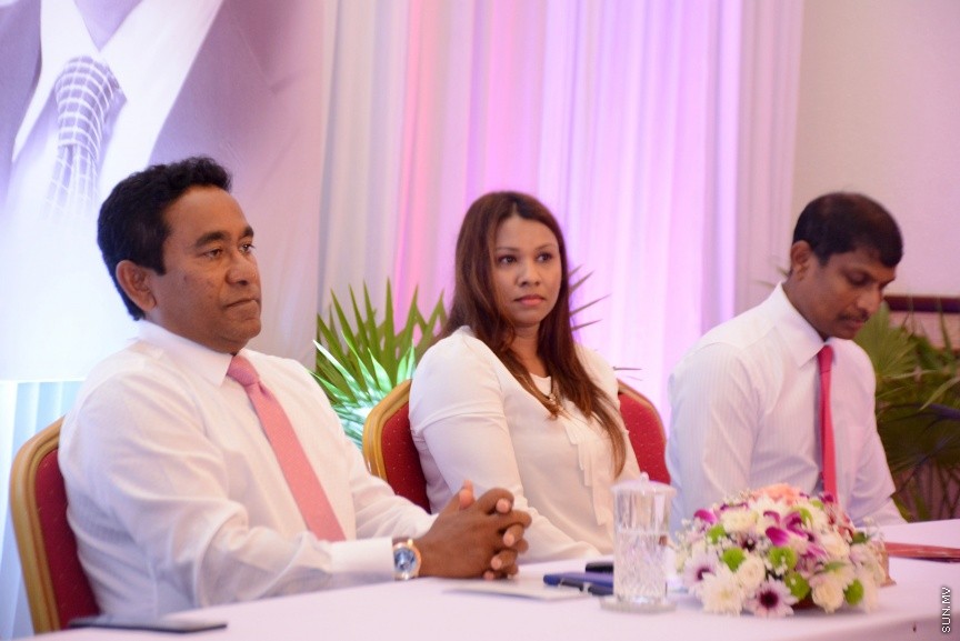 އޮކްޓޯބަރ 21، 2016: ރައްޔިތުންގެ މަޖިލީހުގެ ދަނގެތީ ދާއިރާގެ މެމްބަރު އިލްހާމްގެ ދެކަނބަލުން ޕީޕީއެމްއަށް ސޮއިކުރުމަށް ދަރުބާރުގޭގައި ބޭއްވި ހަފްލާގެ ތެރެއިން -- ސަން ފޮޓޯ/ ފަޔާޒު މޫސާ