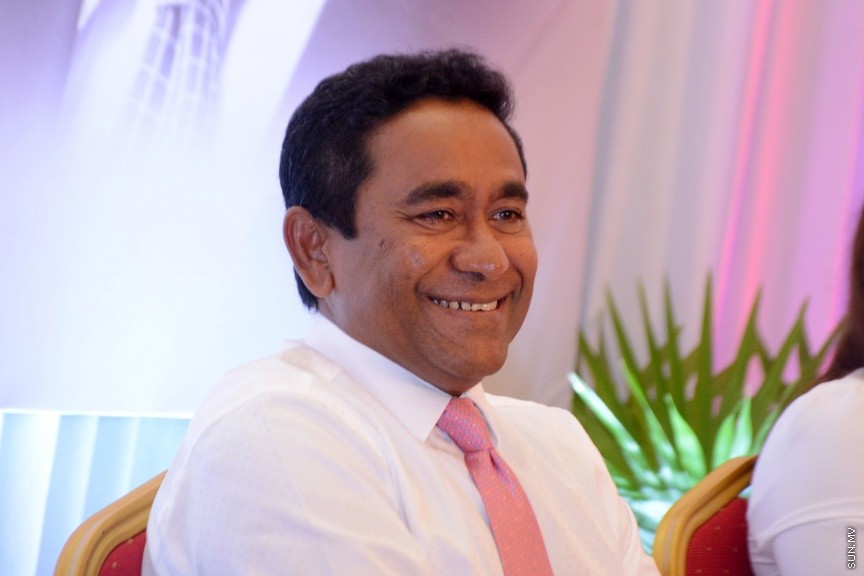 އޮކްޓޯބަރ 21، 2016: ރައްޔިތުންގެ މަޖިލީހުގެ ދަނގެތީ ދާއިރާގެ މެމްބަރު އިލްހާމްގެ ދެކަނބަލުން ޕީޕީއެމްއަށް ސޮއިކުރުމަށް ދަރުބާރުގޭގައި ބޭއްވި ހަފްލާގެ ތެރެއިން -- ސަން ފޮޓޯ/ ފަޔާޒު މޫސާ