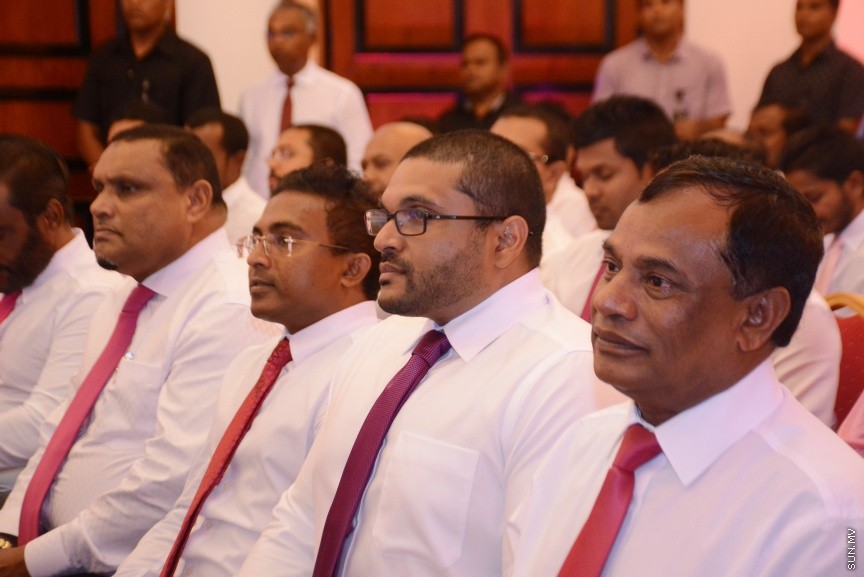 އޮކްޓޯބަރ 21، 2016: ރައްޔިތުންގެ މަޖިލީހުގެ ދަނގެތީ ދާއިރާގެ މެމްބަރު އިލްހާމްގެ ދެކަނބަލުން ޕީޕީއެމްއަށް ސޮއިކުރުމަށް ދަރުބާރުގޭގައި ބޭއްވި ހަފްލާގެ ތެރެއިން -- ސަން ފޮޓޯ/ ފަޔާޒު މޫސާ