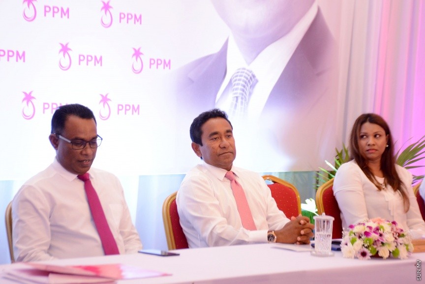 އޮކްޓޯބަރ 21، 2016: ރައްޔިތުންގެ މަޖިލީހުގެ ދަނގެތީ ދާއިރާގެ މެމްބަރު އިލްހާމްގެ ދެކަނބަލުން ޕީޕީއެމްއަށް ސޮއިކުރުމަށް ދަރުބާރުގޭގައި ބޭއްވި ހަފްލާގެ ތެރެއިން -- ސަން ފޮޓޯ/ ފަޔާޒު މޫސާ
