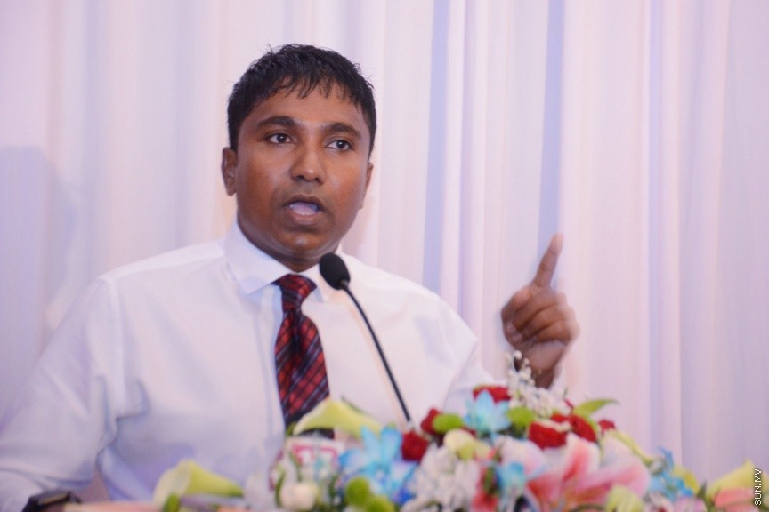 އޮކްޓޯބަރ 21، 2016: ރައްޔިތުންގެ މަޖިލީހުގެ ދަނގެތީ ދާއިރާގެ މެމްބަރު އިލްހާމްގެ ދެކަނބަލުން ޕީޕީއެމްއަށް ސޮއިކުރުމަށް ދަރުބާރުގޭގައި ބޭއްވި ހަފްލާގެ ތެރެއިން -- ސަން ފޮޓޯ/ ފަޔާޒު މޫސާ