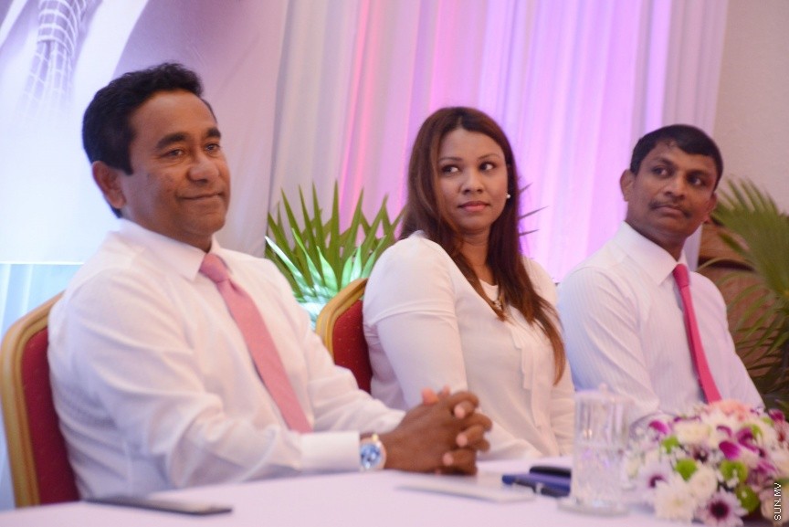 އޮކްޓޯބަރ 21، 2016: ރައްޔިތުންގެ މަޖިލީހުގެ ދަނގެތީ ދާއިރާގެ މެމްބަރު އިލްހާމްގެ ދެކަނބަލުން ޕީޕީއެމްއަށް ސޮއިކުރުމަށް ދަރުބާރުގޭގައި ބޭއްވި ހަފްލާގެ ތެރެއިން -- ސަން ފޮޓޯ/ ފަޔާޒު މޫސާ