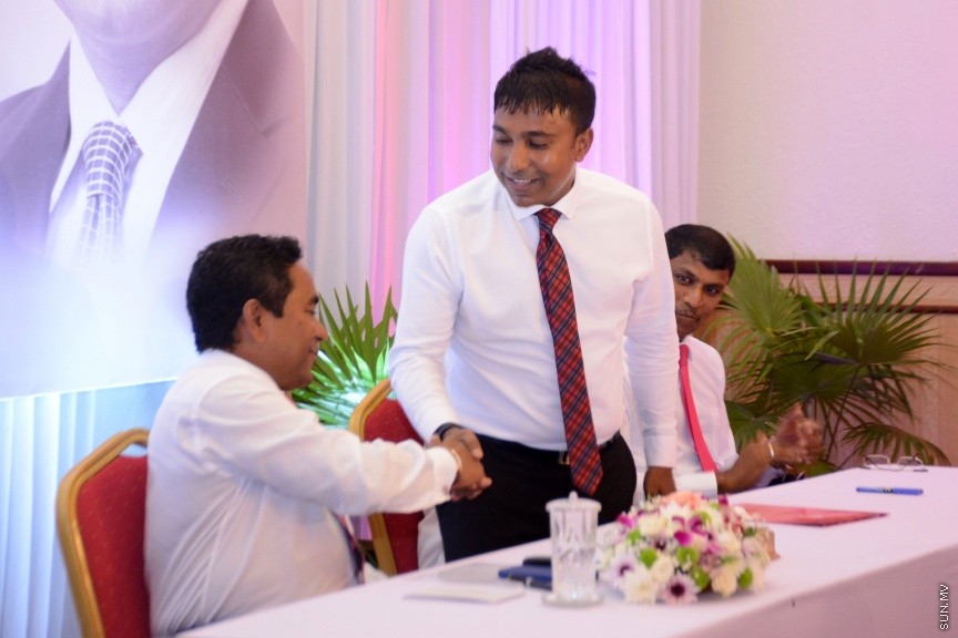 އޮކްޓޯބަރ 21، 2016: ރައްޔިތުންގެ މަޖިލީހުގެ ދަނގެތީ ދާއިރާގެ މެމްބަރު އިލްހާމްގެ ދެކަނބަލުން ޕީޕީއެމްއަށް ސޮއިކުރުމަށް ދަރުބާރުގޭގައި ބޭއްވި ހަފްލާގެ ތެރެއިން -- ސަން ފޮޓޯ/ ފަޔާޒު މޫސާ